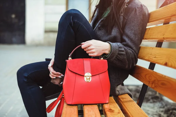 Mulher sentada com saco vermelho — Fotografia de Stock