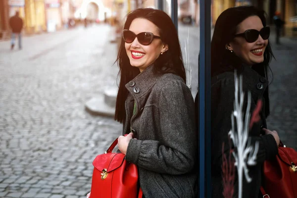 Mujer con mochila roja — Foto de Stock