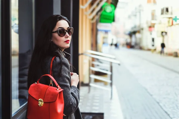 Fille marche avec sac à dos rouge — Photo