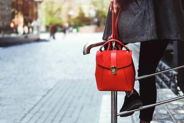 Menina com mochila vermelha — Fotografia de Stock