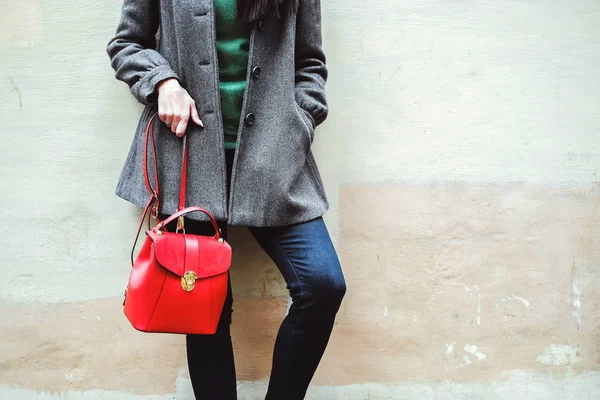 Dívka s červenými batoh — Stock fotografie