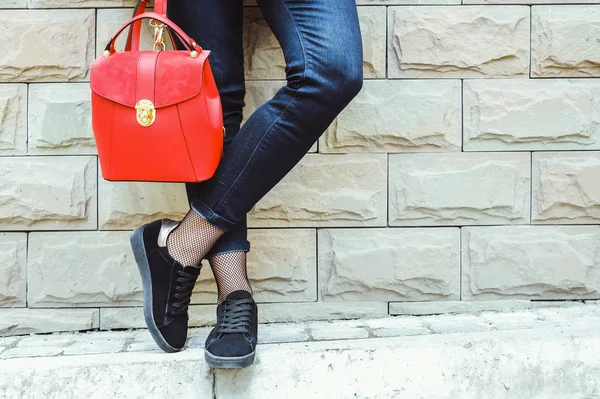 Pés femininos com mochila vermelha — Fotografia de Stock