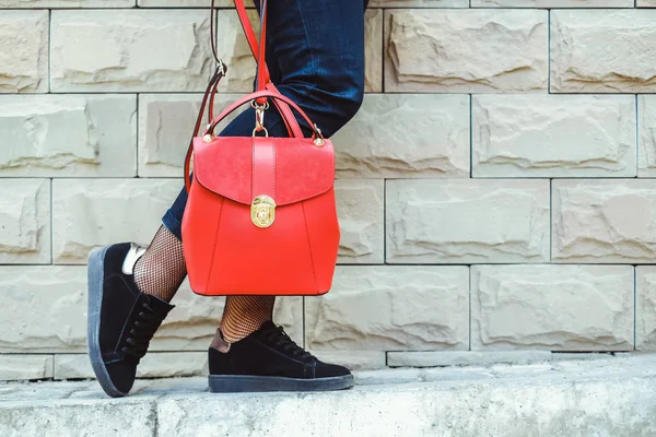 Piedini donna con zaino rosso — Foto Stock