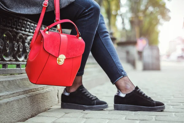 Жінка з червоним рюкзаком — стокове фото