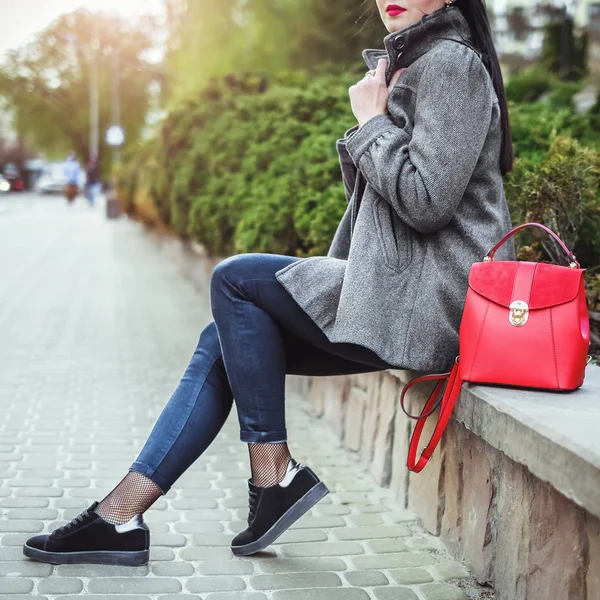 Mulher com mochila vermelha — Fotografia de Stock