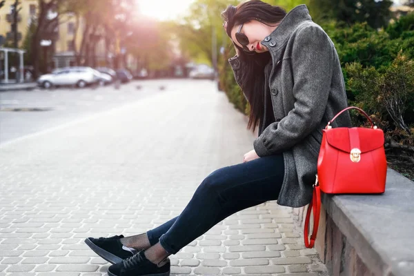 Menina sentada ao ar livre com mochila vermelha — Fotografia de Stock