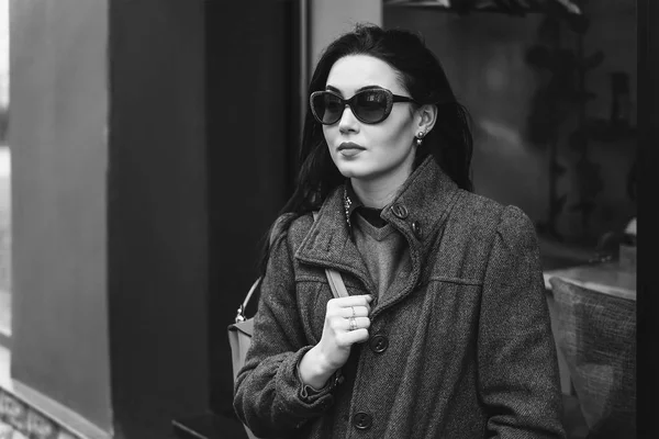 Chica caminando con mochila — Foto de Stock