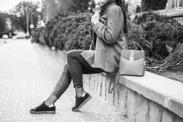 Femme dans la rue avec sac à dos — Photo