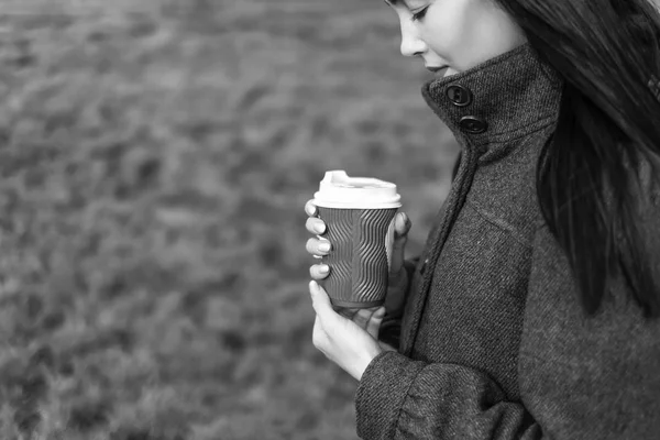 Menina morena beber café quente — Fotografia de Stock