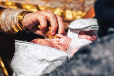 Küçük bebek vaftiz töreni