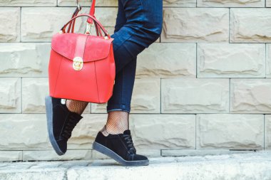 Kız holding sırt çantası