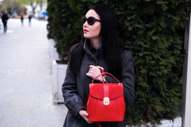 Kadın sokakta sırt çantası ile