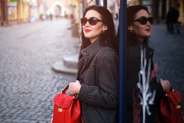 Femme dans la rue avec sac à dos rouge — Photo