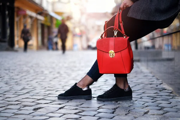 Mulher na rua com mochila vermelha — Fotografia de Stock