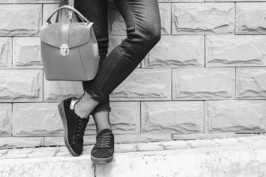 Kız holding sırt çantası