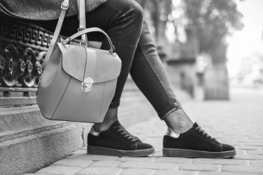 Kadın sokakta sırt çantası ile