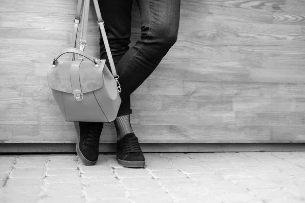 Menina segurando mochila — Fotografia de Stock