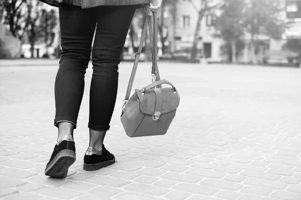 Kız holding sırt çantası — Stok fotoğraf
