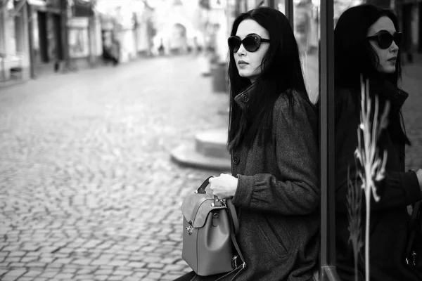 Mulher na rua com mochila — Fotografia de Stock