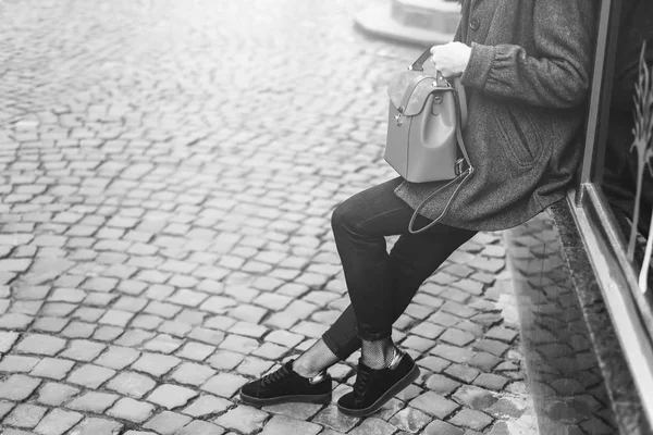 Žena na ulici s batohem — Stock fotografie
