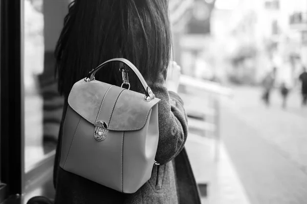 Brunette girl walking on street — Stock Photo, Image