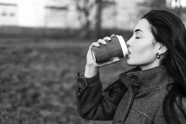 Menina morena beber café quente — Fotografia de Stock