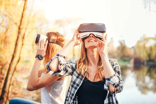 Meninas desfrutando de óculos de realidade virtual — Fotografia de Stock