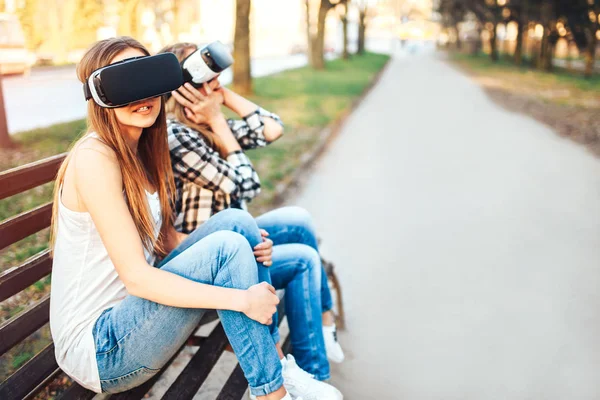 Mädchen genießen Virtual-Reality-Brille — Stockfoto