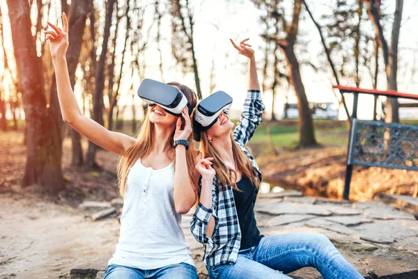 Meninas desfrutando de óculos de realidade virtual — Fotografia de Stock