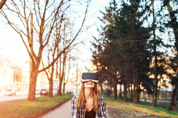 Κορίτσι απολαμβάνει εικονικά γυαλιά πραγματικότητας — Φωτογραφία Αρχείου