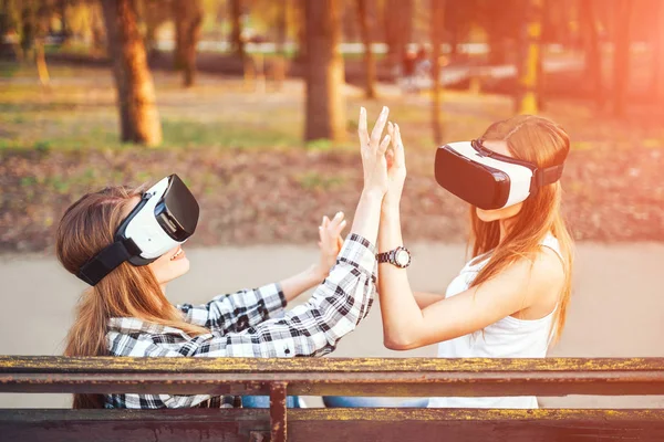 Meninas desfrutando de óculos de realidade virtual — Fotografia de Stock