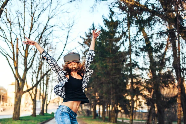 Meisje geniet van Virtual reality bril — Stockfoto