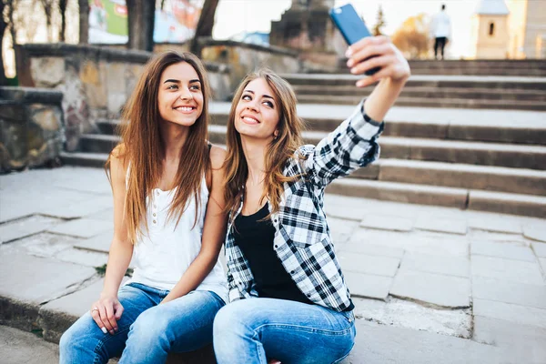 Deux jolies filles faisant selfie — Photo