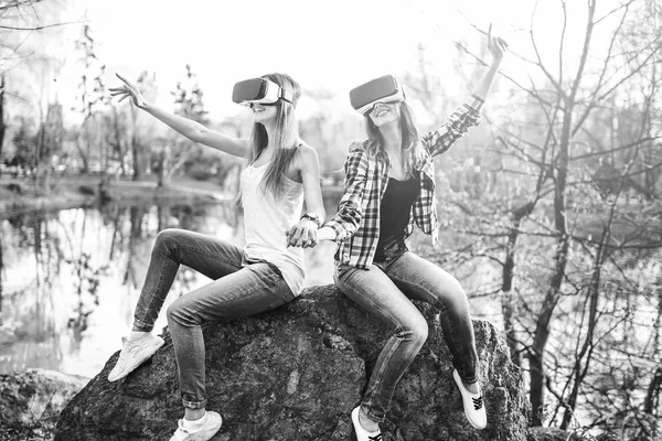 Girls enjoying virtual reality glasses — Stock Photo, Image