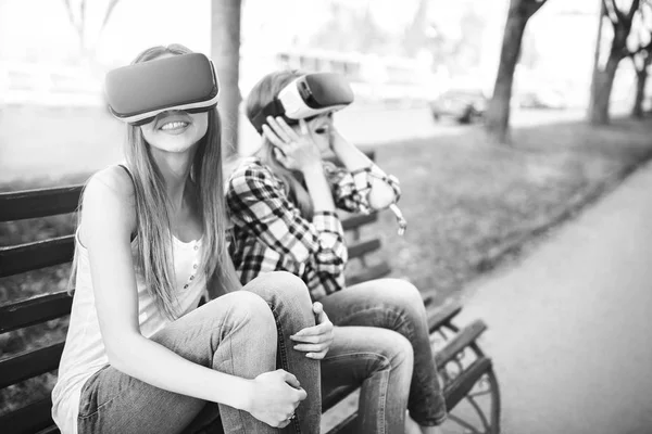 Meninas desfrutando de óculos de realidade virtual — Fotografia de Stock