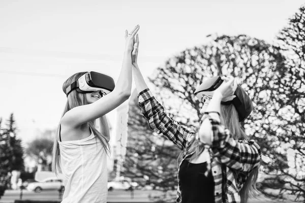 Chicas disfrutando de gafas de realidad virtual —  Fotos de Stock