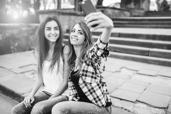 Duas meninas bonitas fazendo selfie — Fotografia de Stock