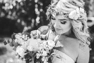 Genç gelin düğün buketi ile 