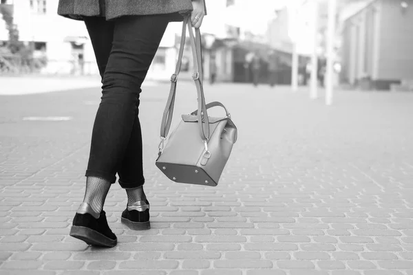Donna che cammina per strada — Foto Stock