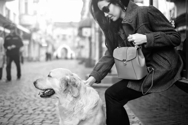 屋外の犬と一緒に長い髪の女性 — ストック写真