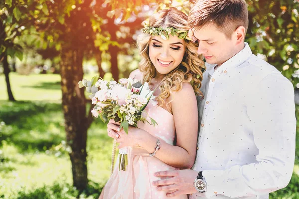 Bastante joven pareja de boda — Foto de Stock