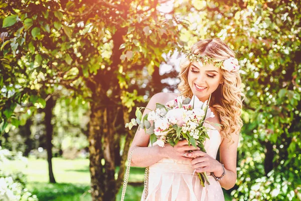 Giovane sposa con bouquet da sposa — Foto Stock