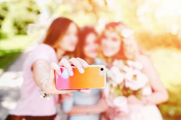 Drie mooie meisjes maken selfie — Stockfoto