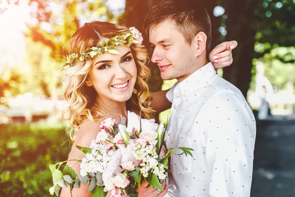 Hübsches junges Hochzeitspaar — Stockfoto