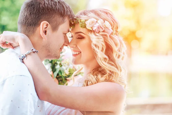 Hübsches junges Hochzeitspaar — Stockfoto