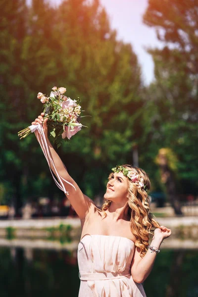 Jeune mariée avec bouquet de mariage — Photo