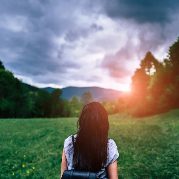 Girl with backpack in the mountains — Stock Photo, Image