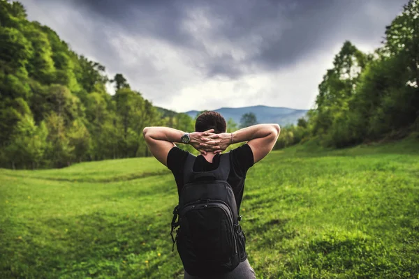 Viaggiatore con zaino in montagna — Foto Stock