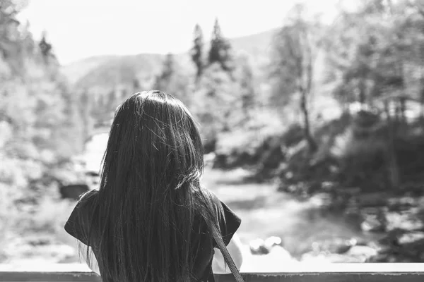 Young tourist girl enjoy nature — Stock Photo, Image