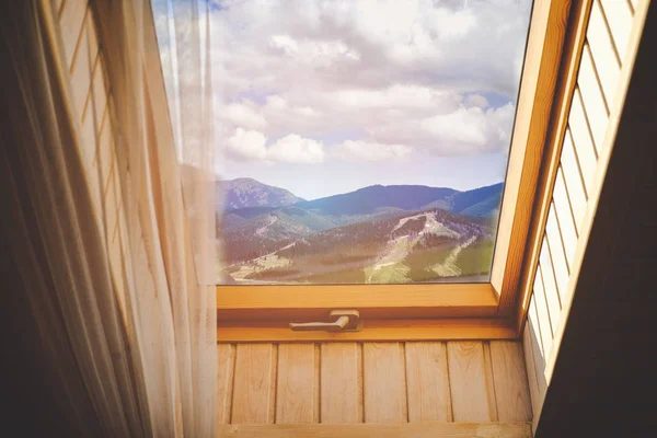 Utsikt över bergen genom fönstret — Stockfoto